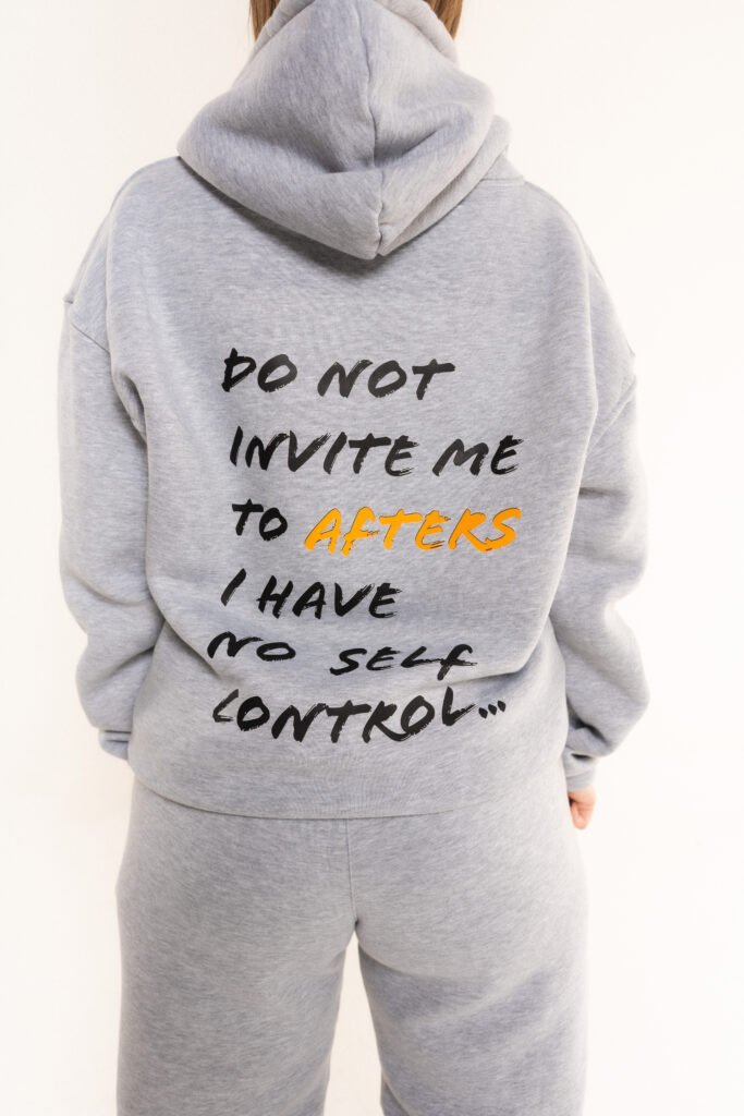 Тренерките со кои совеста повикува се најпотребното парче облека во кои ќе се чувствувате удобно и привлечно 80% cotton 20% polyester Боја : Сива